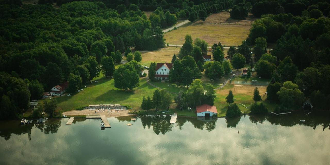 Готель Fountain Point Suttons Bay Екстер'єр фото